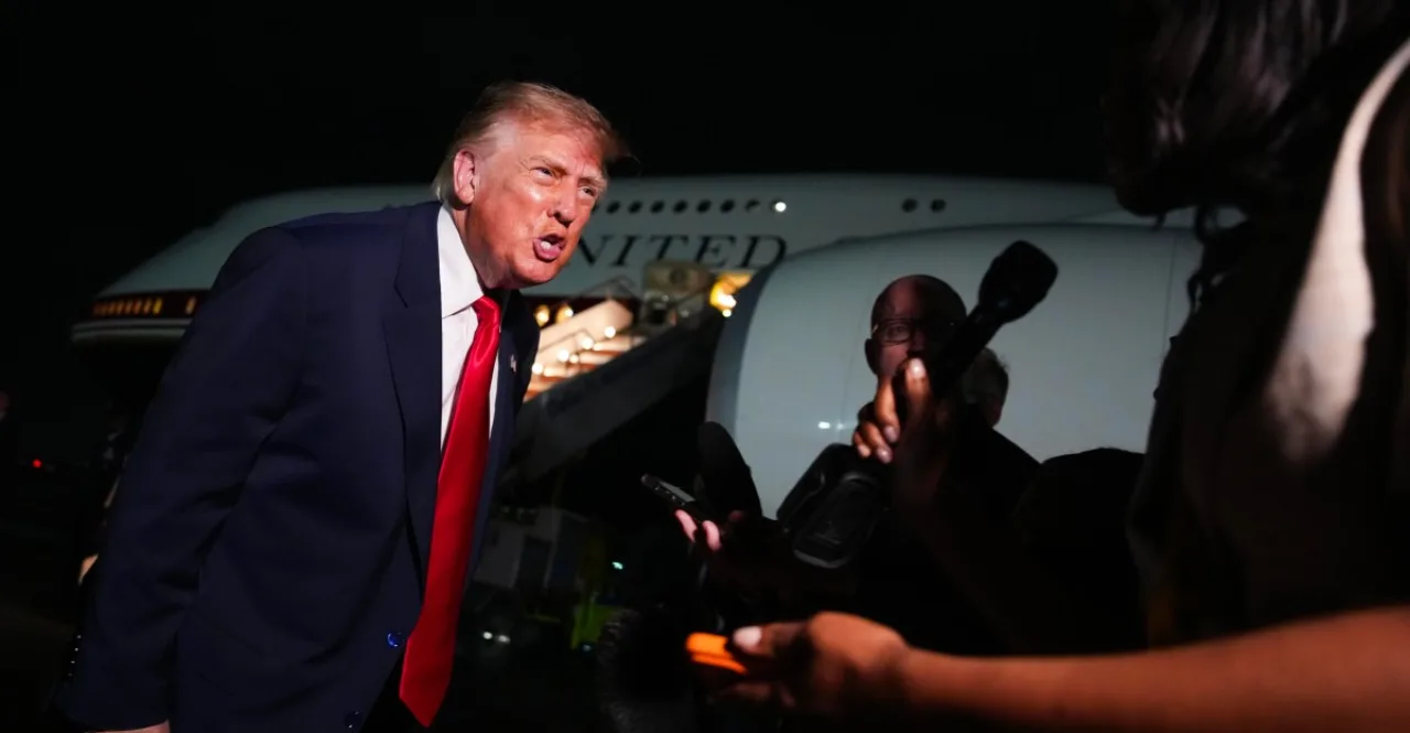 Trump aponta a Casa Branca enquanto os logos da CNN, MSNBC e Politico aparecem riscados ao fundo