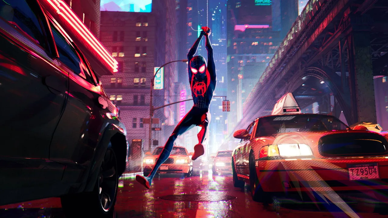 Jovem vestindo traje de Spider‑Man faz flexão em academia, com halteres e parede grafitada