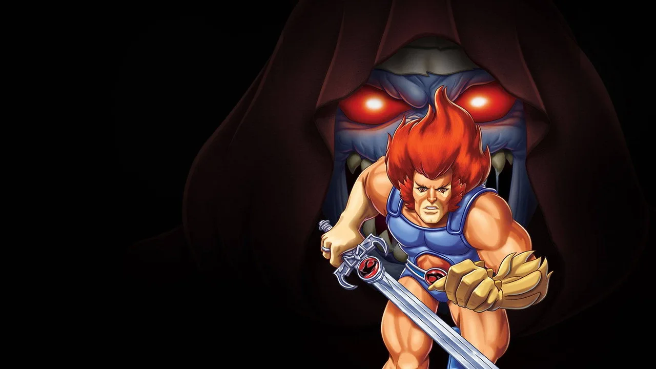 Pessoa vestindo camiseta ThunderCats corre na esteira, segurando garrafa d’água e usando fones de ouvido