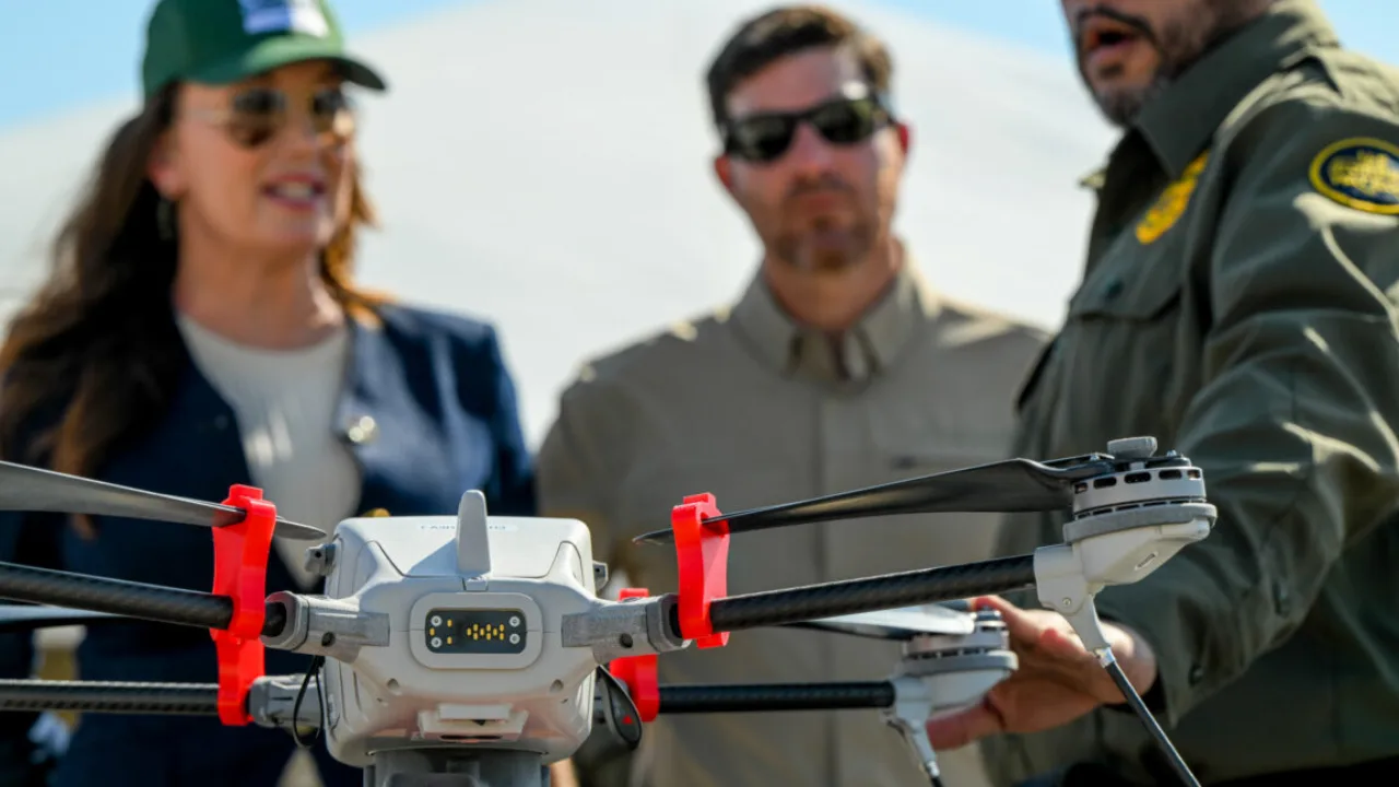 Drones sobre pastagens texanas, capturando imagens térmicas de rebanhos de gado enquanto identificam infestação de screwworm