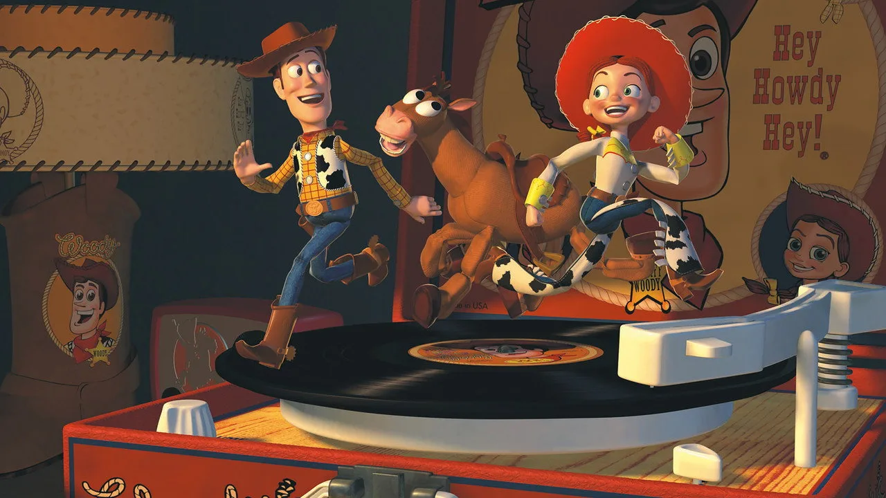 Jovem correndo na esteira enquanto assiste a cenas de Toy Story 2 no tablet