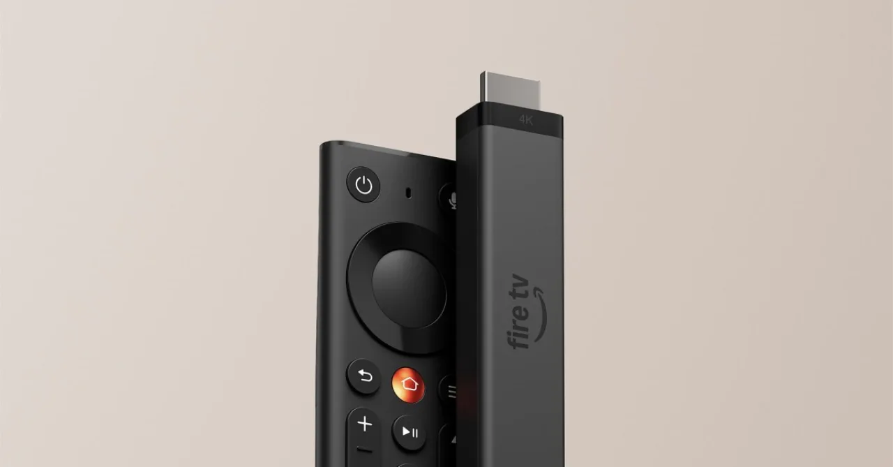 Fire TV Stick 4K conectado à porta USB de uma TV, ao lado do logo da Amazon