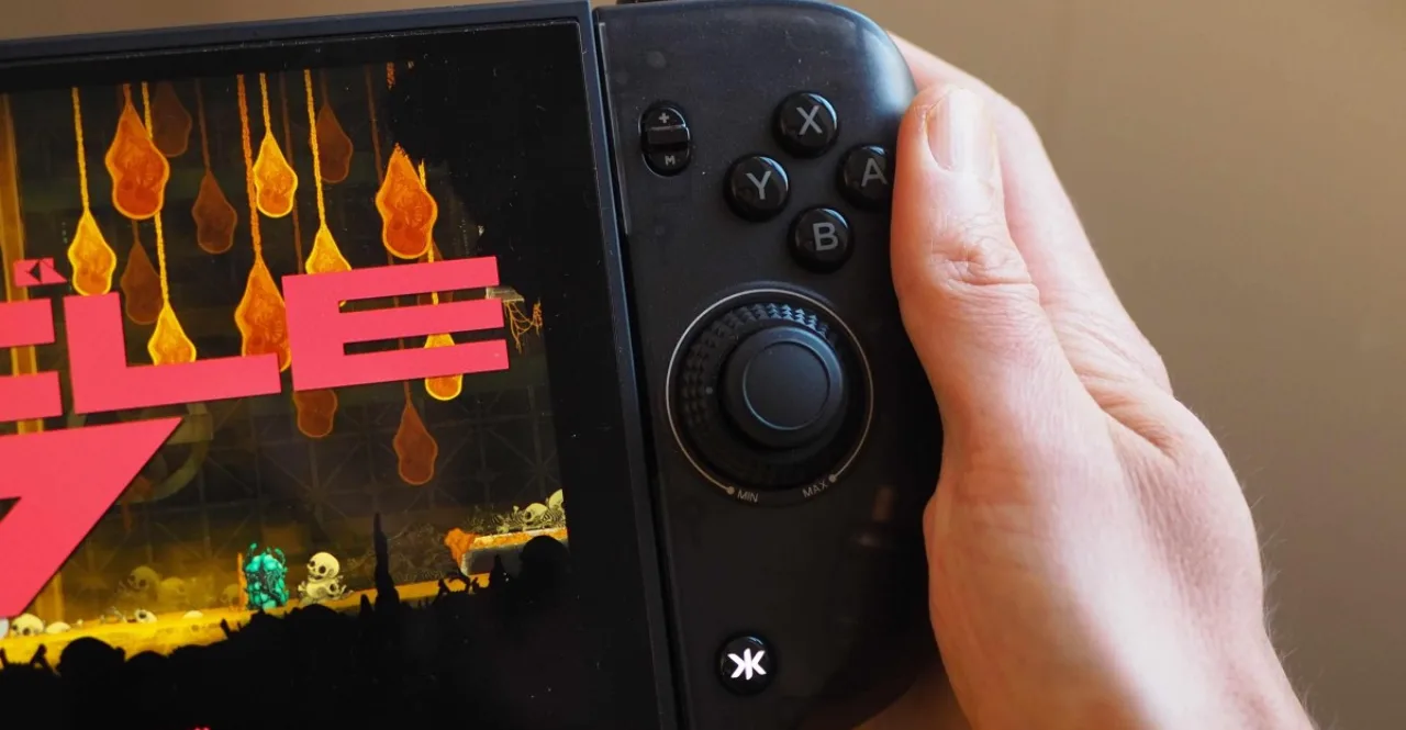 Nitro Deck 2 da Crkd deslizado sobre um Nintendo Switch, exibindo os sticks analógicos aprimorados e o logo da marca