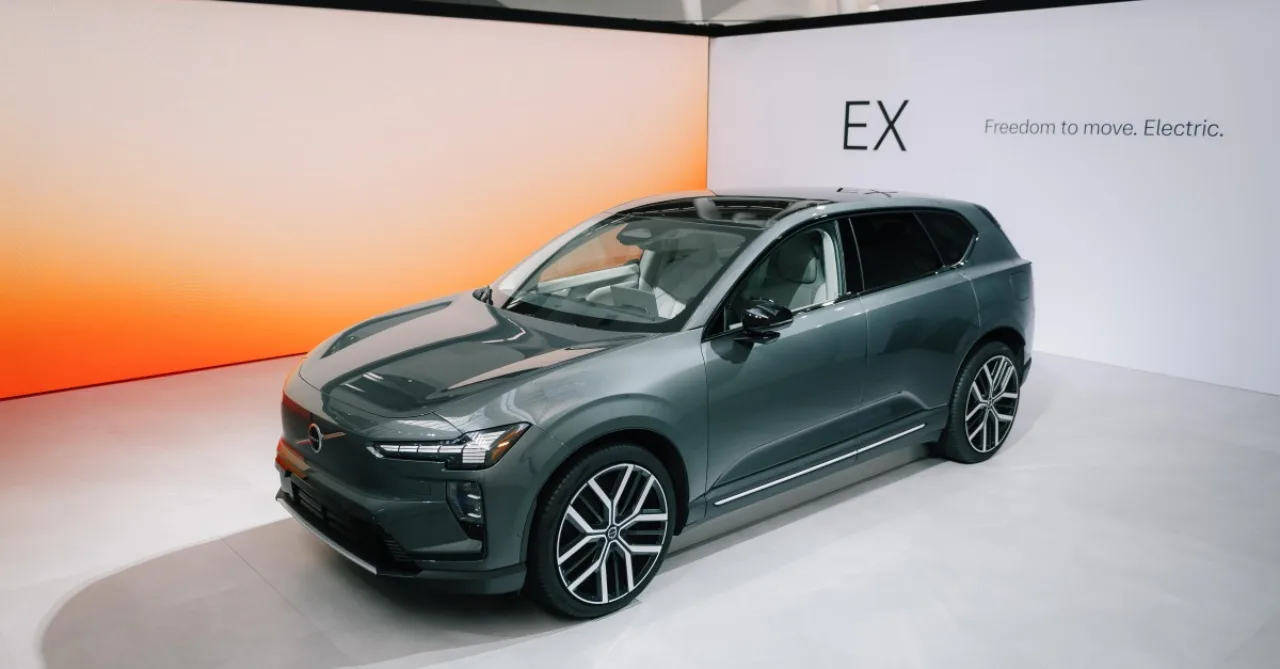 Close-up de painel automotivo futurista com interface digital exibindo ícones de placas de trânsito em uma estrada
