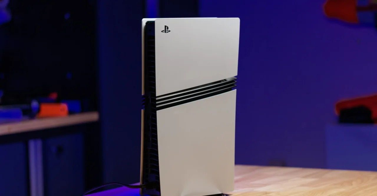 Homem em roupa esportiva faz alongamento segurando controle de PlayStation ao lado de caixa vazia