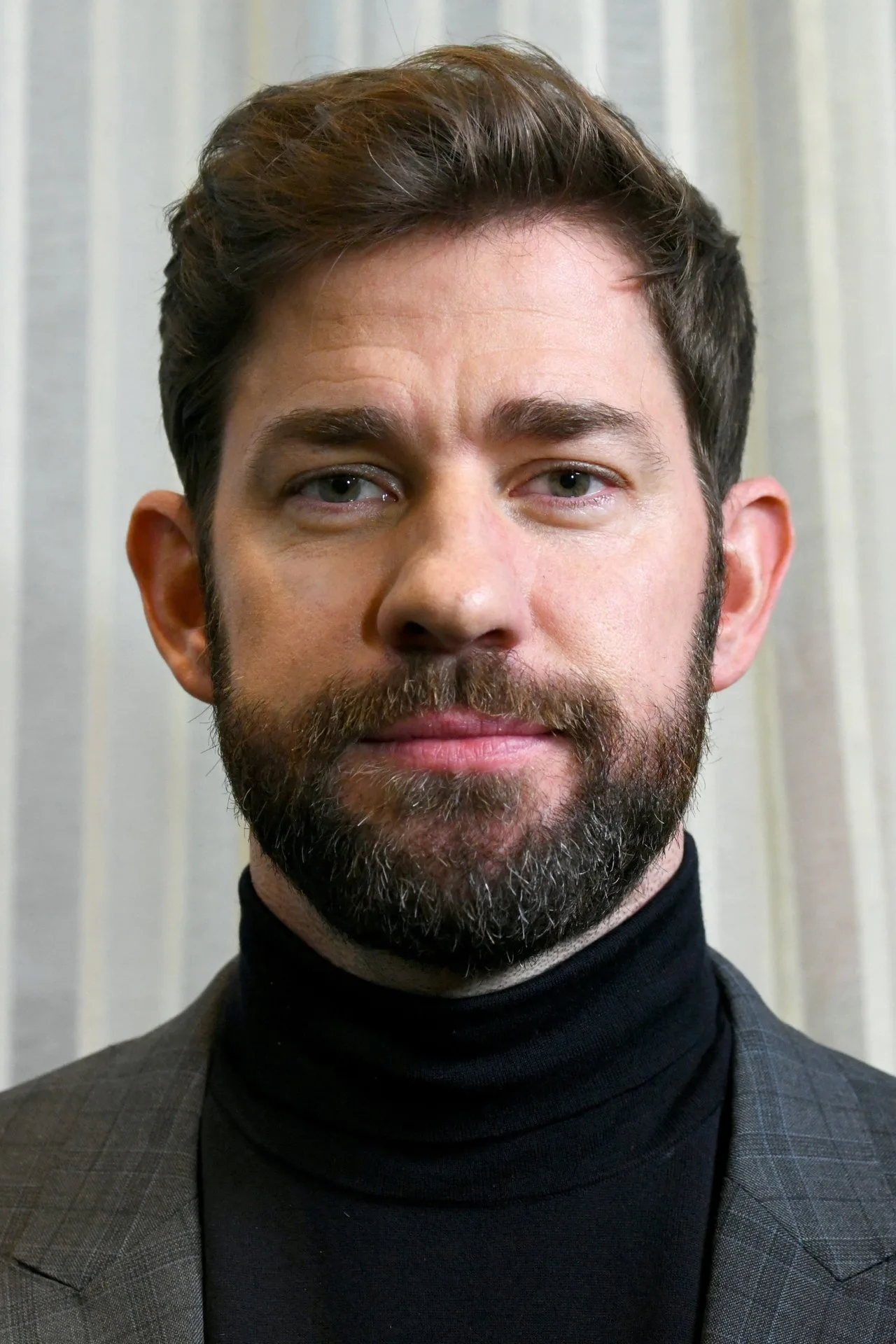 John Krasinski corre em trilha silenciosa usando fones de condução óssea, smartwatch e uma garrafa de água
