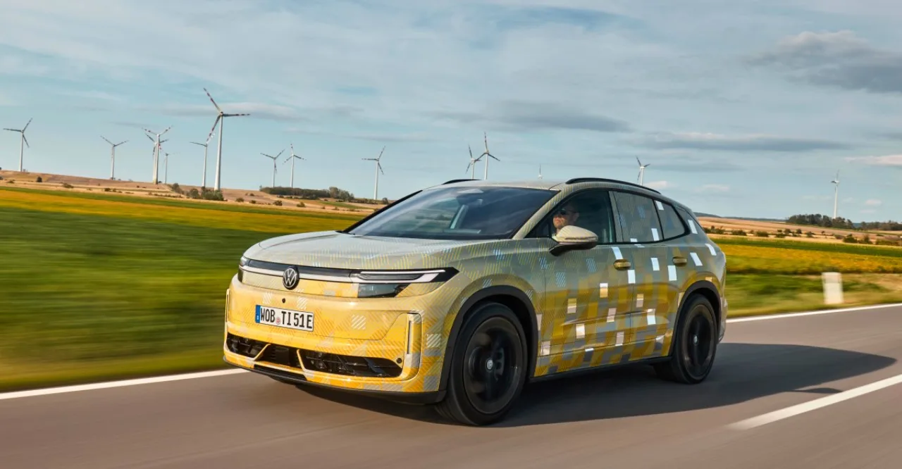 ID.Tiguan elétrico da Volkswagen em destaque, com design SUV e logotipo VW ao fundo