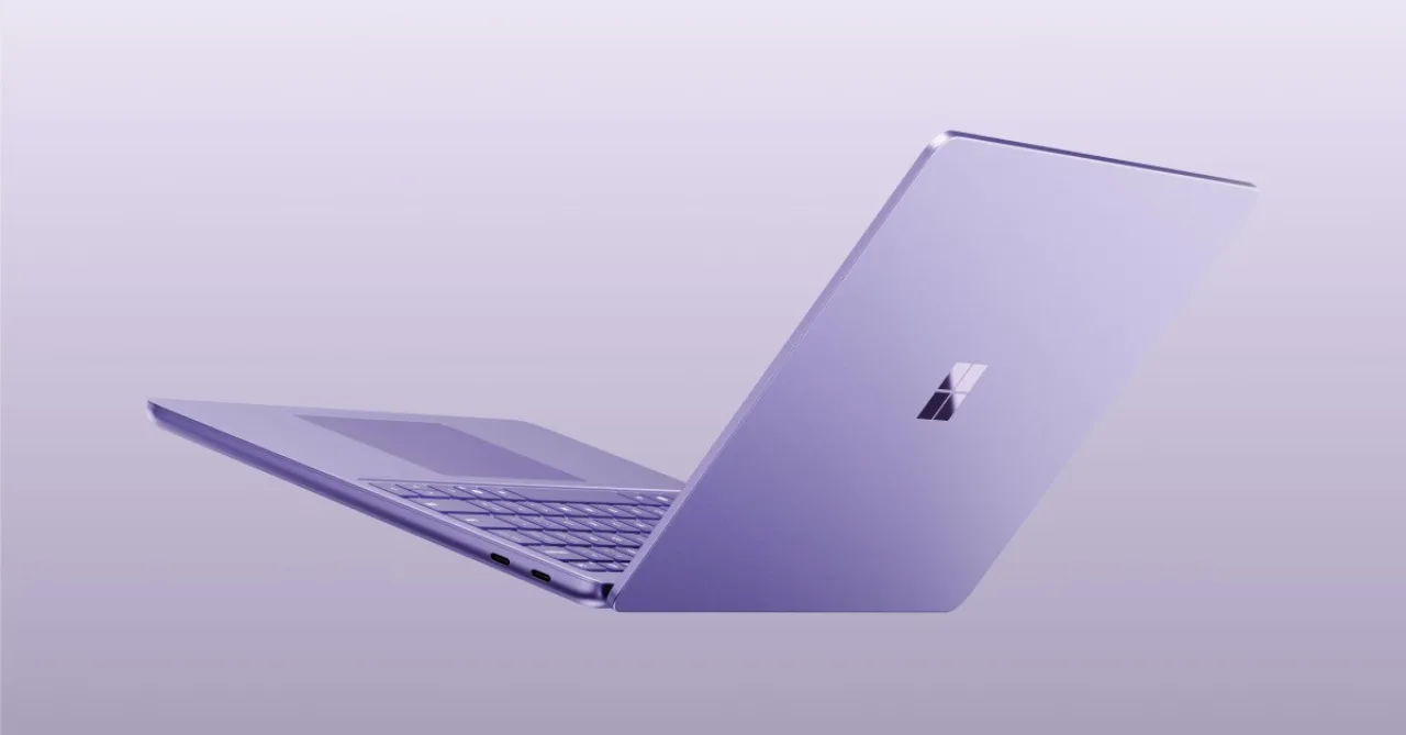 Surface Pro 12 e Surface Laptop 13 exibindo o logotipo Snapdragon X2 Plus sobre fundo neutro