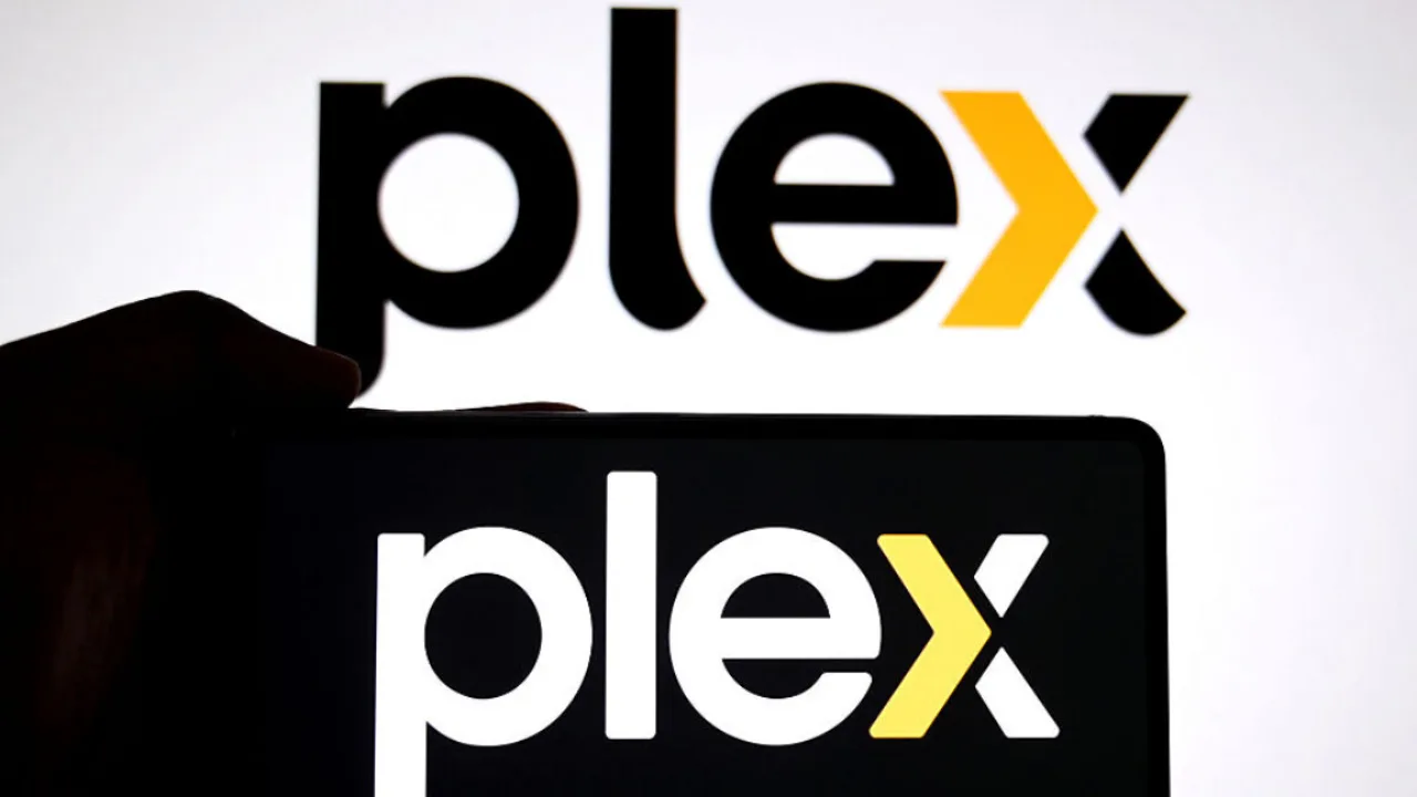 Pessoa em sofá com laptop aberto mostrando Plex, ao lado calendário marcando 5 anos e etiquetas de preço $250 e $750