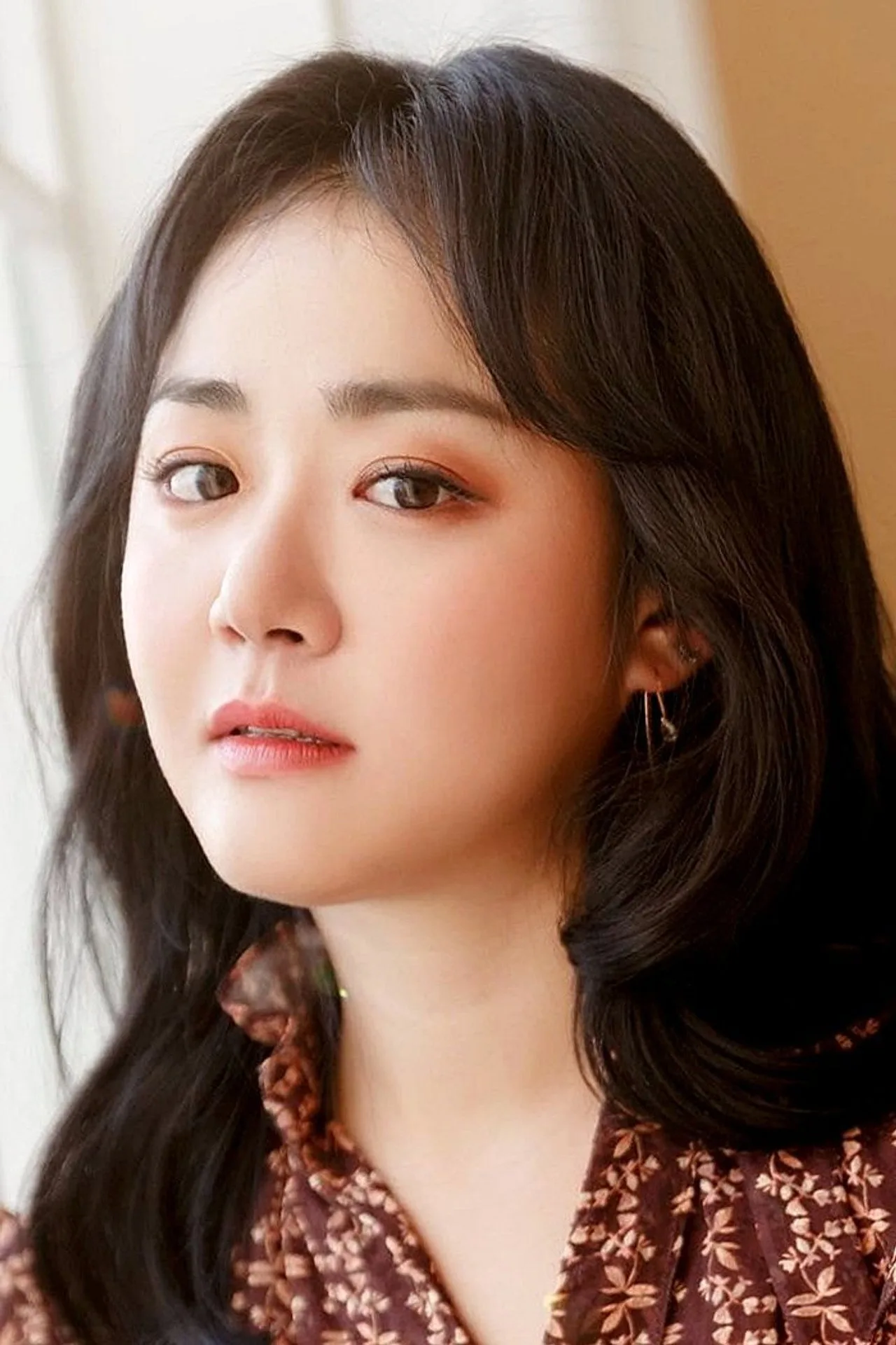 Moon Geun Young vestindo roupa esportiva, praticando alongamento com colchonete azul e garrafa d'água ao lado