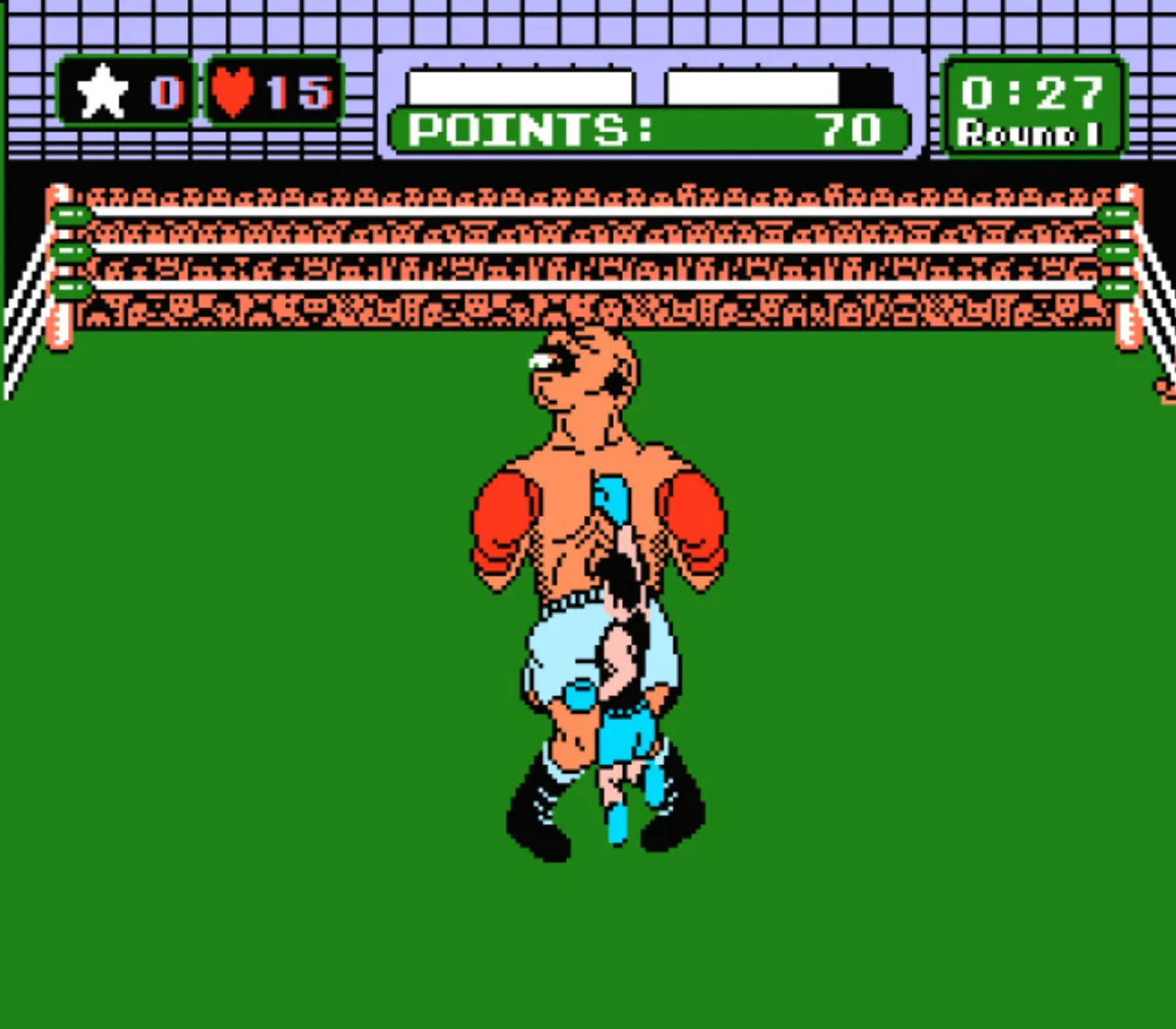 Mãos musculosas segurando a caixa selada de Mike Tyson’s Punch‑Out!! ao lado de halteres de ferro