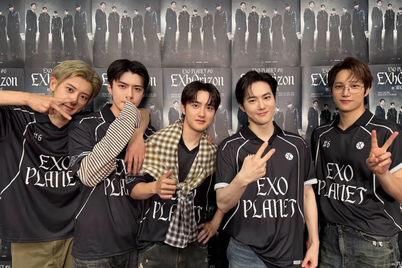 Jovem correndo na esteira com fones, vestindo camiseta do EXO, ao fundo luzes neon de show
