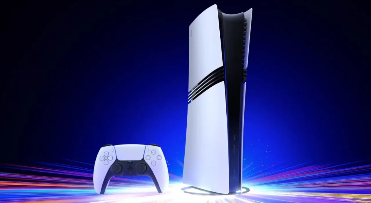 Ken Kutaragi no palco, ao lado do logotipo da PlayStation, segurando um controle enquanto fala ao público