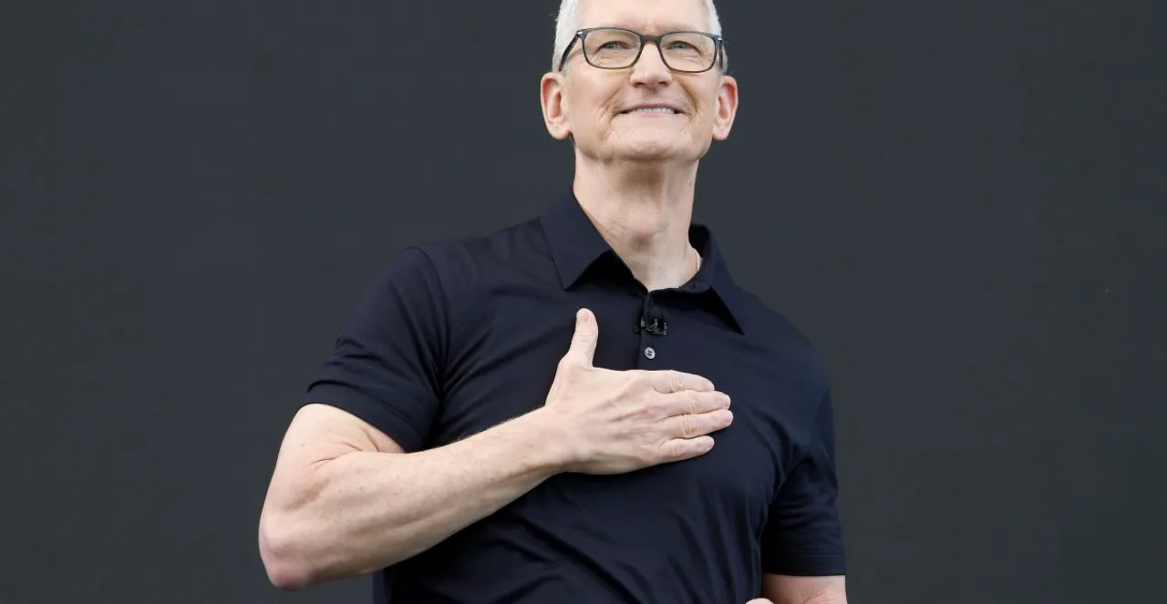 Pessoa usando smartwatch Apple enquanto visualiza gráficos de saúde e IA na tela do iPhone