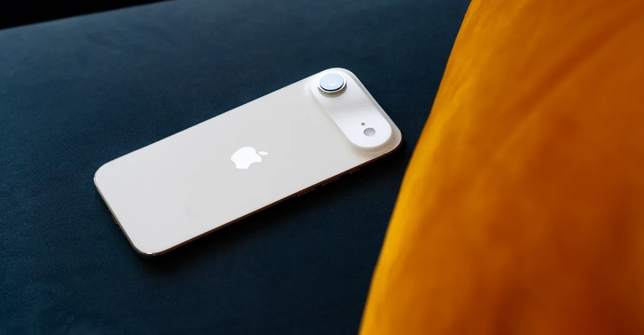 iPhones de gerações anteriores exibidos ao lado de um selo de +US$100 e o logotipo da Apple em destaque