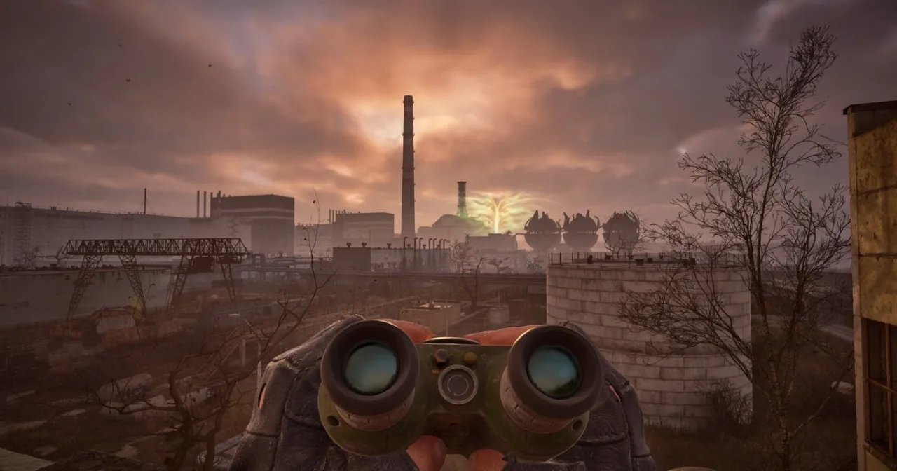 Personagem em traje de proteção, segurando um rifle, diante da imponente usina nuclear de Chernobyl ao entardecer