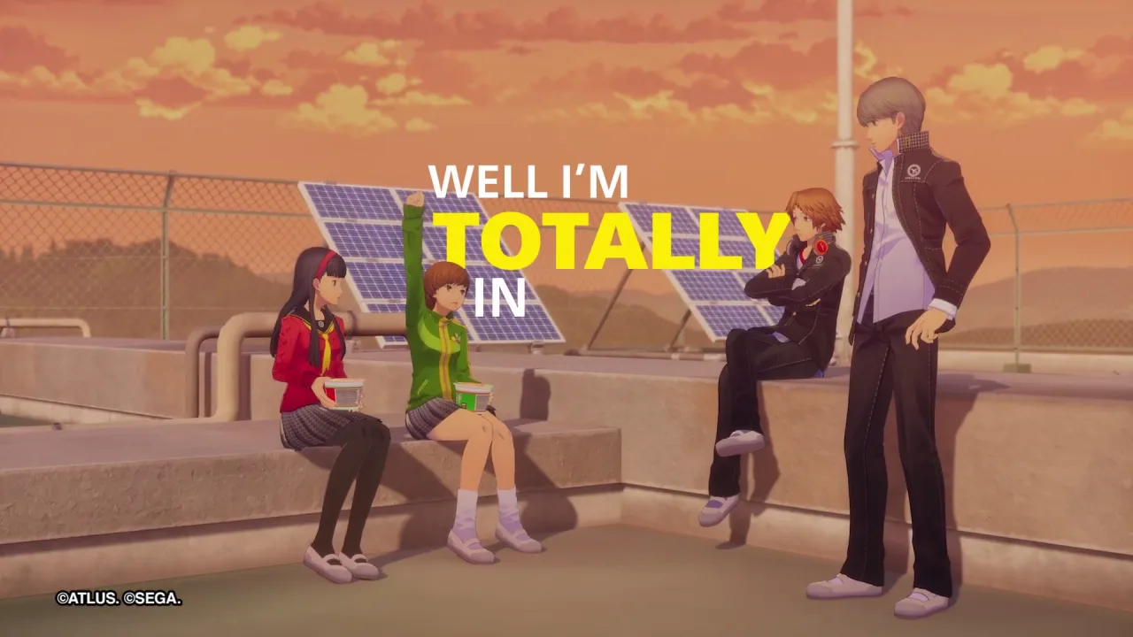 Protagonista de Persona 4 Revival na escola de Inaba, ao lado de Yosuke e Chie, sob céu azul