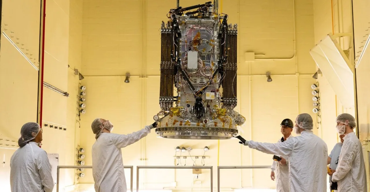 Astronauta em traje leve fazendo flexões ao lado de um modelo em escala da nave Link da Katalyst