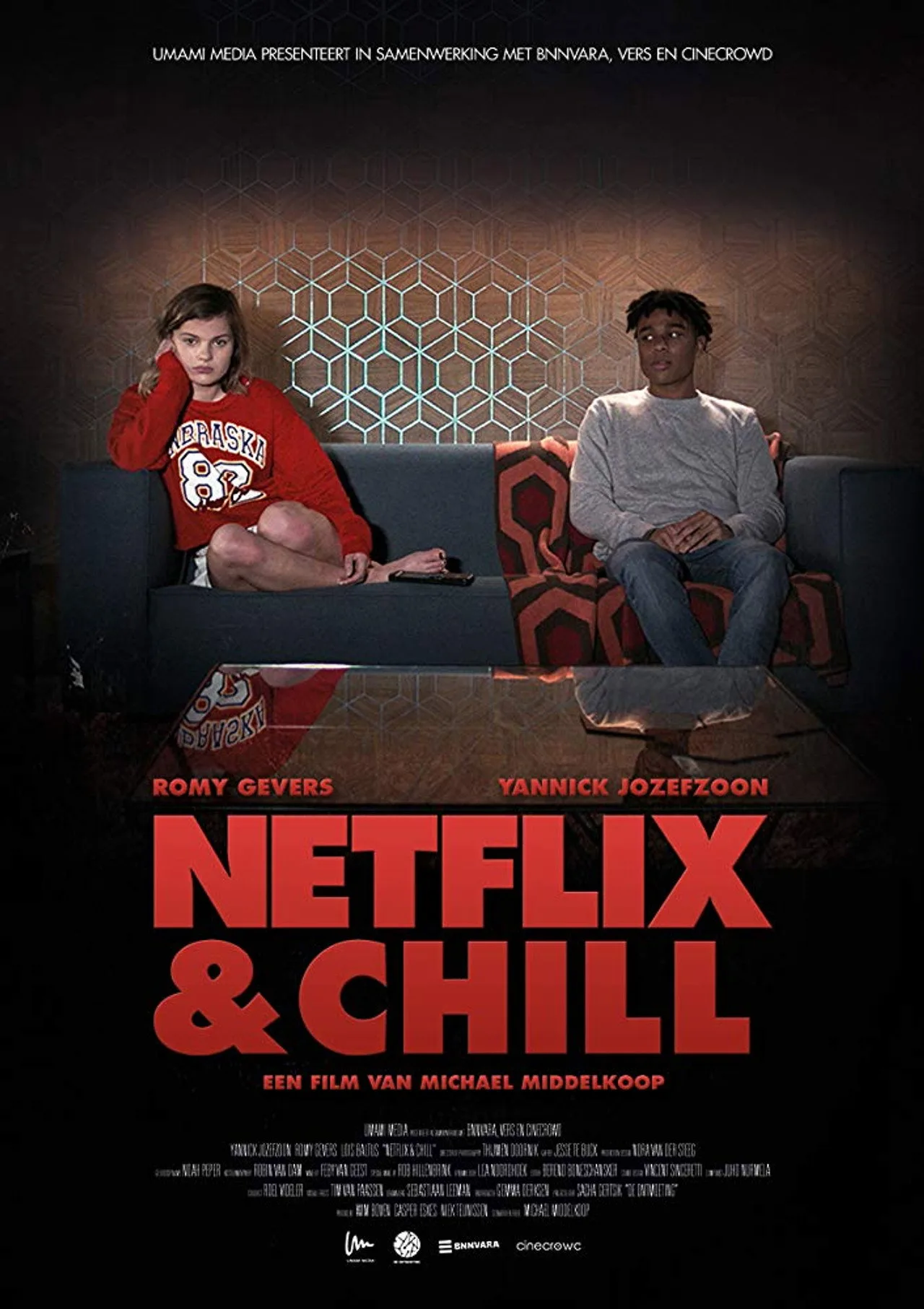Astronauta em traje tecnológico ajustando painel de nave espacial com luzes neon em ambiente de realidade virtual