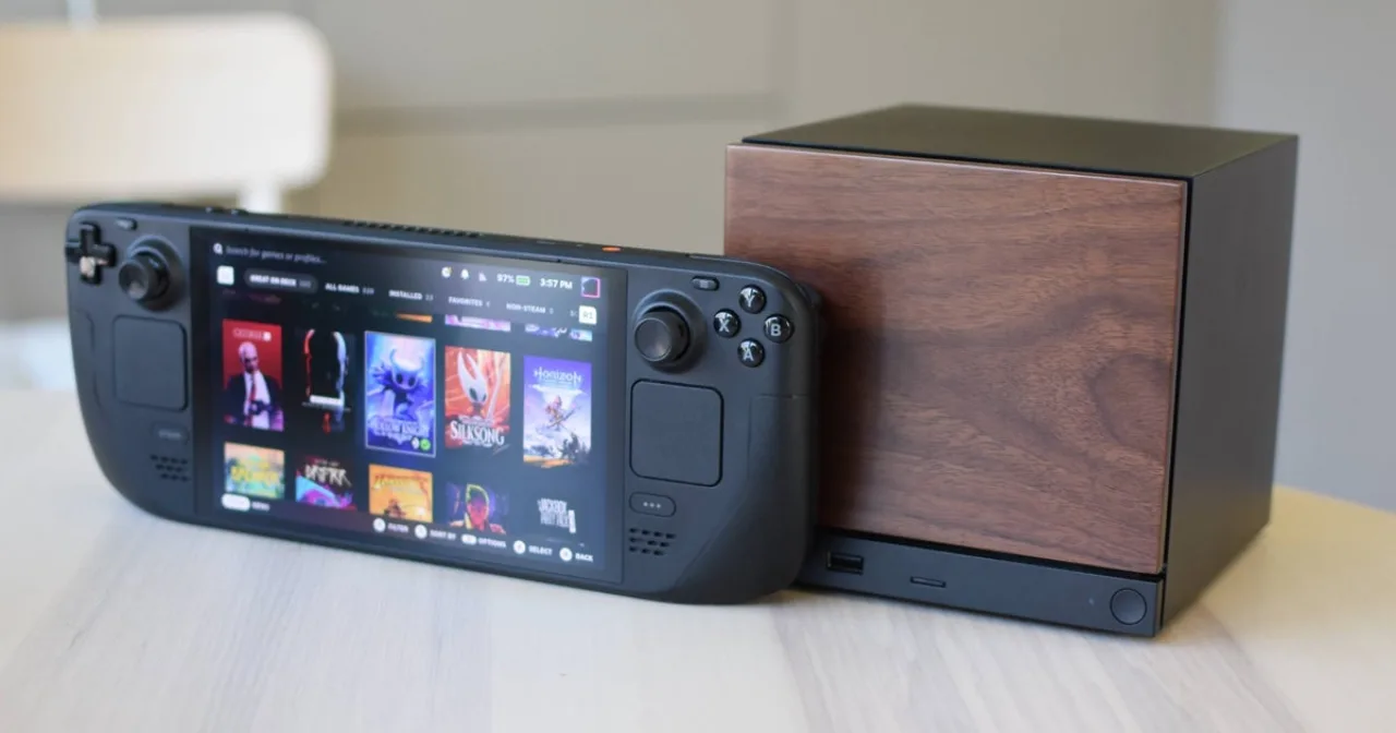 Homem sentado no sofá, jogando no Steam Machine enquanto segura garrafa d’água e usa smartwatch