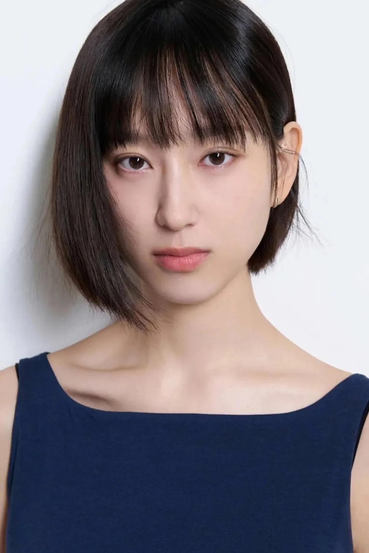 Kim Jun Han e Ryu Hye Young praticando alongamento com halteres ao lado de Han So Hee em academia moderna