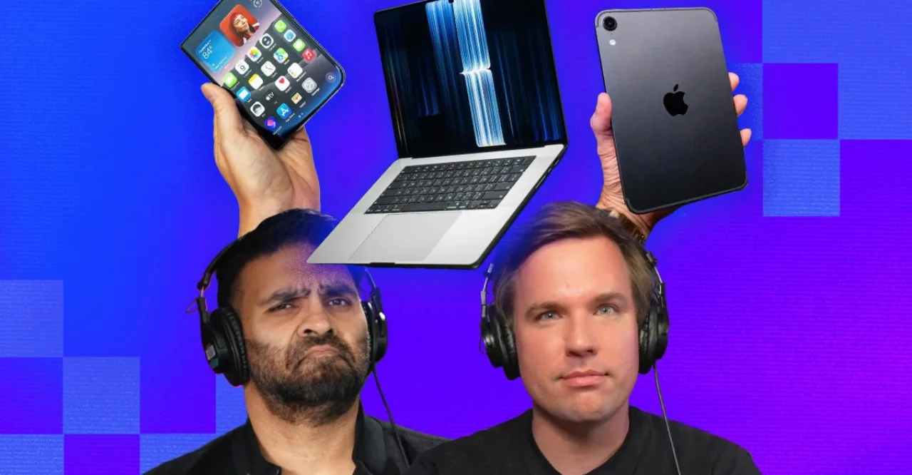 MacBook Pro aberto exibindo interface touchscreen ao lado de iPhone com tela secundária