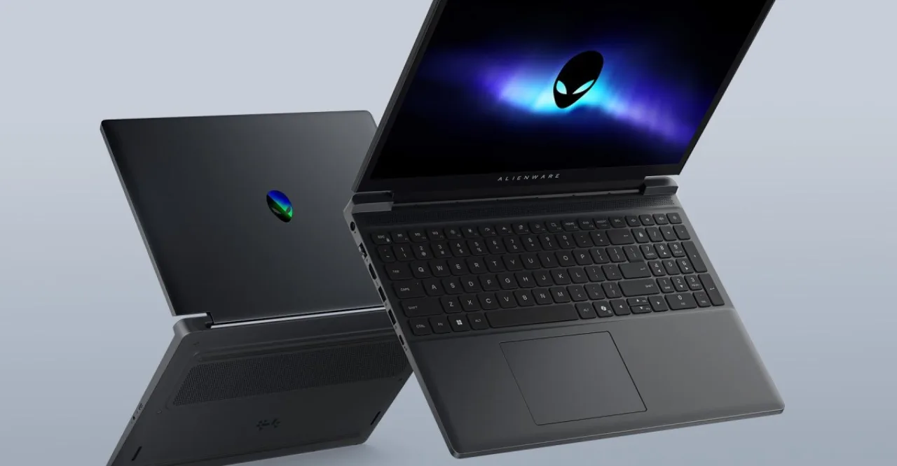 Notebook gamer aberto com placa-mãe exposta, evidenciando chips de memória RAM soldados e componentes integrados