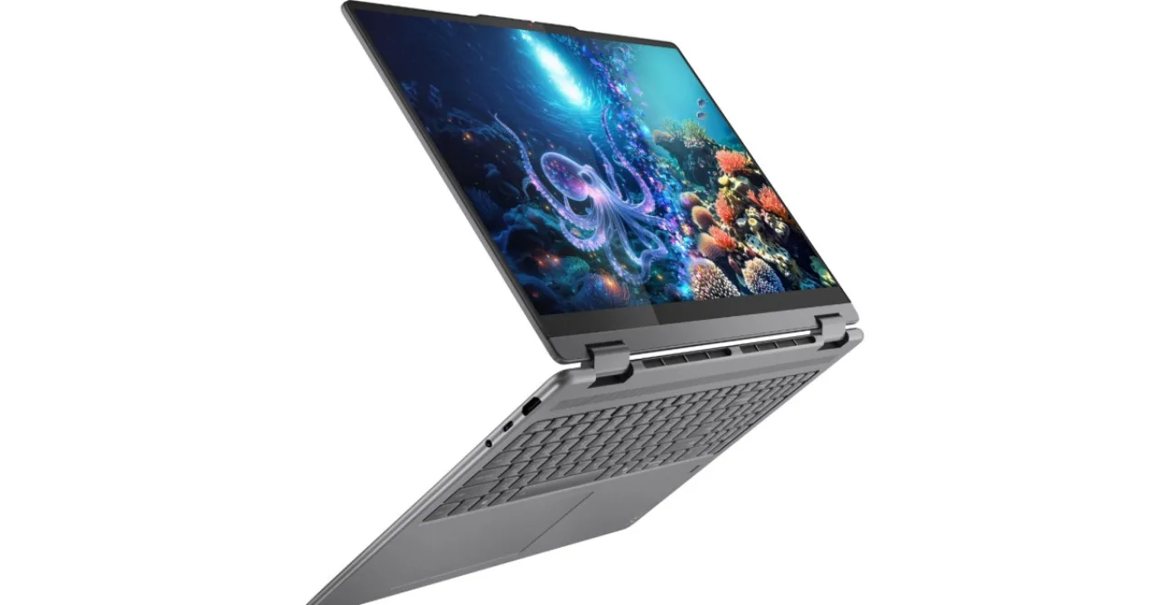 Jovem no tapete de yoga usando o Lenovo Yoga 7i, ao lado de halteres, garrafa de água e caderno aberto