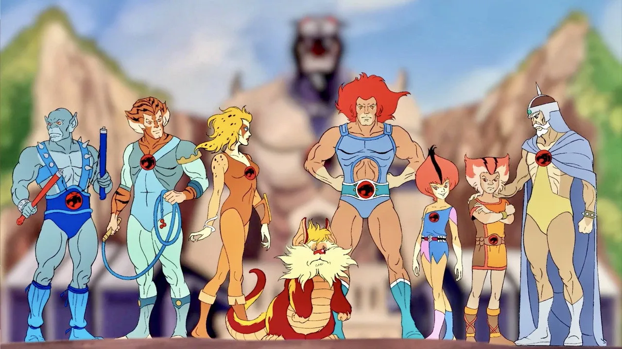 Homem musculoso vestindo camiseta dos ThunderCats levanta halteres ao lado de pôster da série na academia