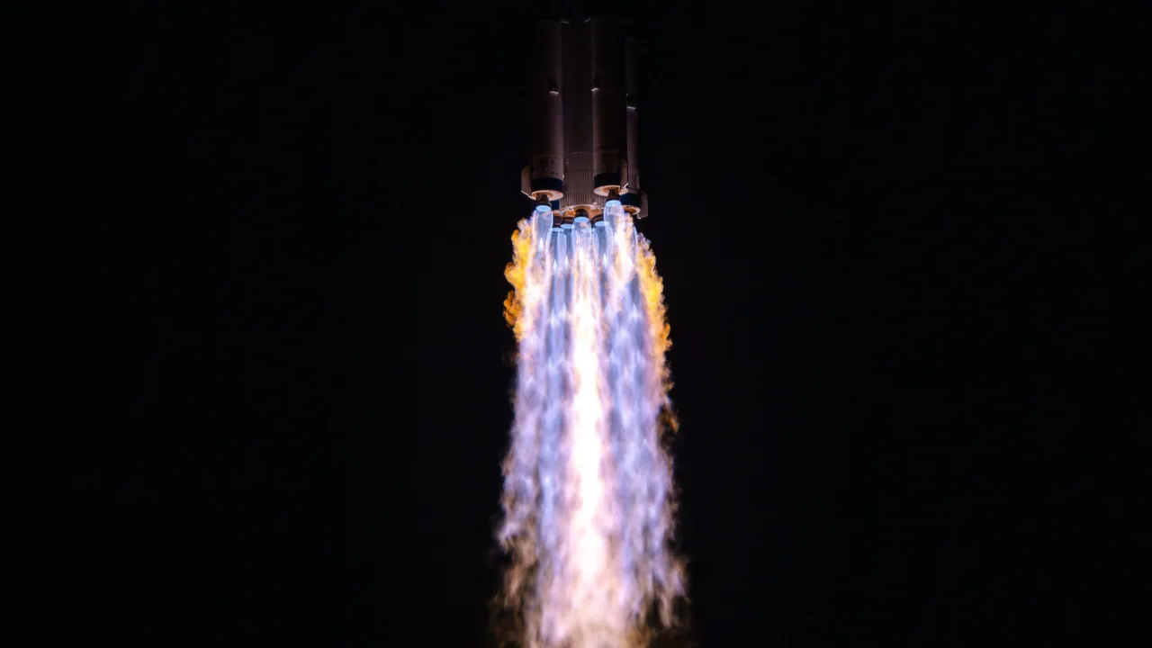 Detritos fumegantes do foguete New Glenn sobre a base de lançamento em Cabo Canaveral após a explosão catastrófica