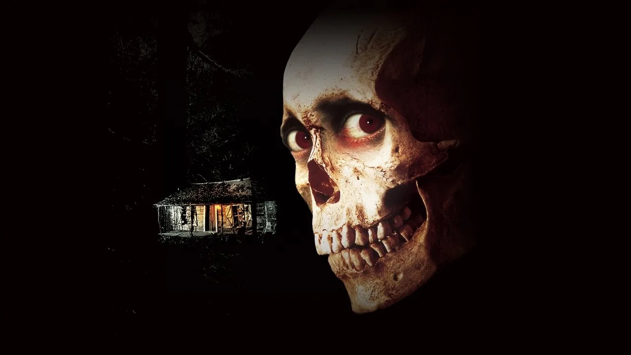 Homem forte faz agachamento com kettlebell vermelho ao lado de uma motosserra, pôster de Evil Dead ao fundo