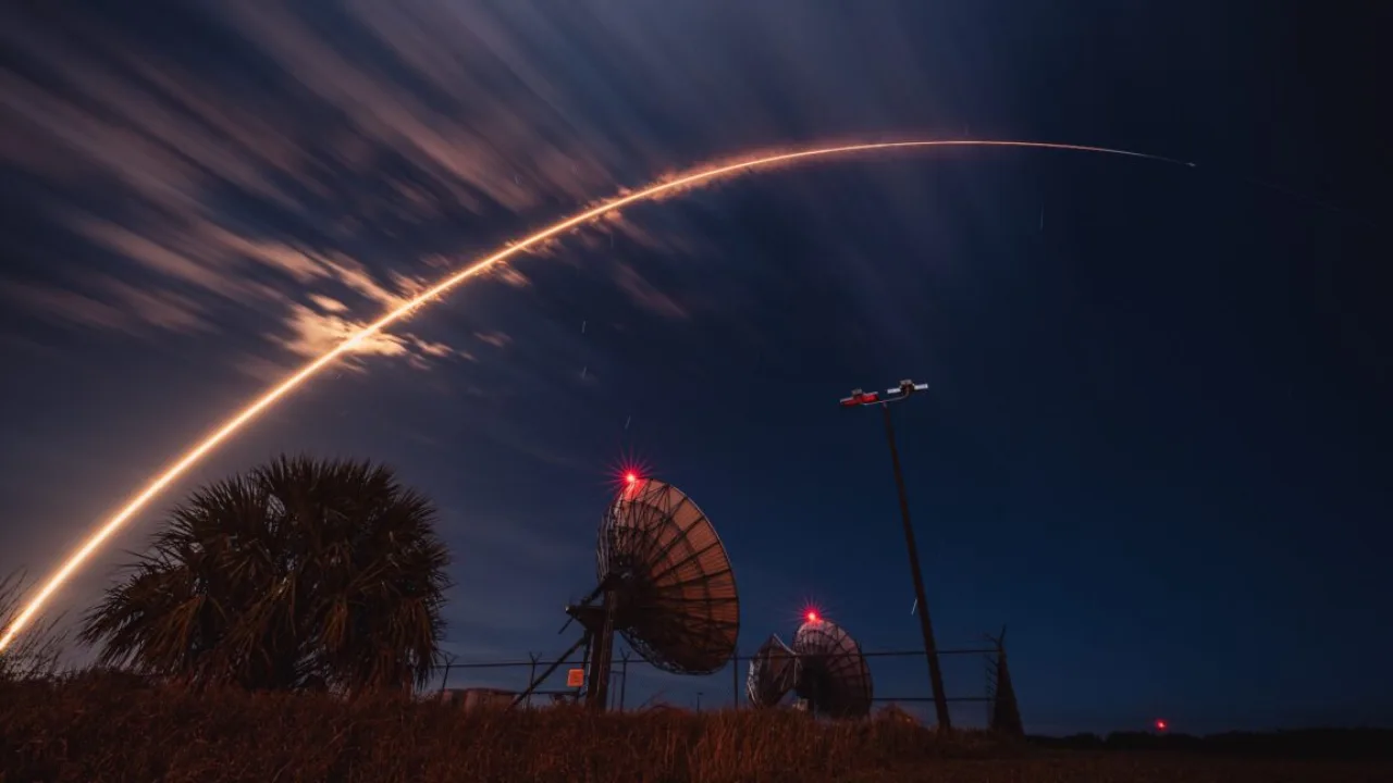 Astronauta em treinamento físico intenso com halteres e sensores biométricos em uma base de alta tecnologia