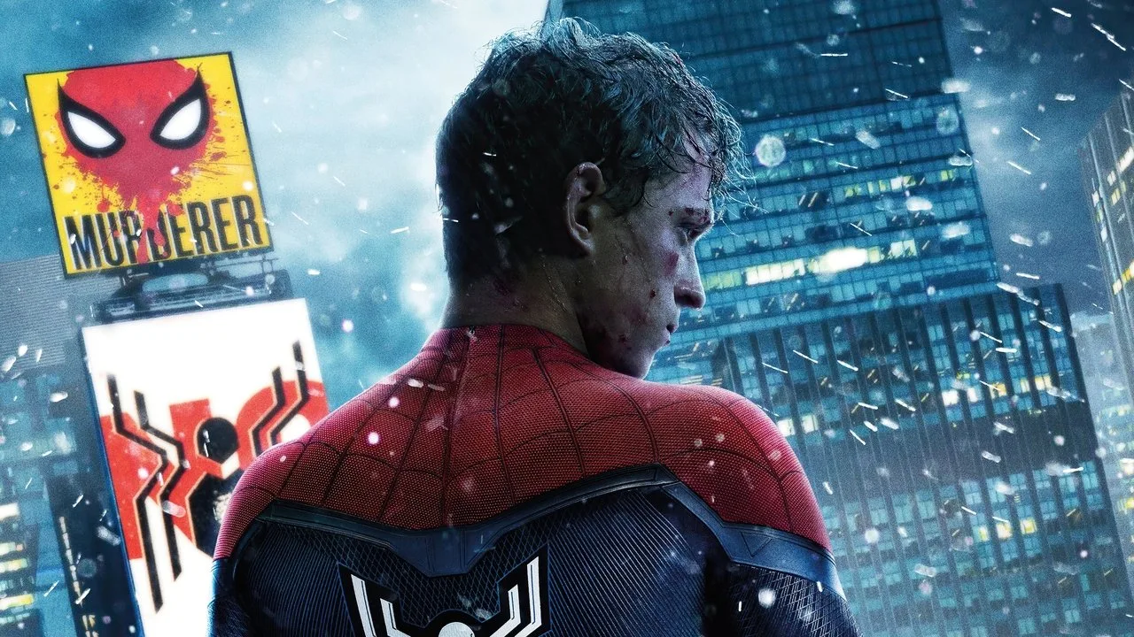 Homem em traje de Spider‑Man fazendo flexões sobre colchonete, ao lado de garrafinha de água e halteres