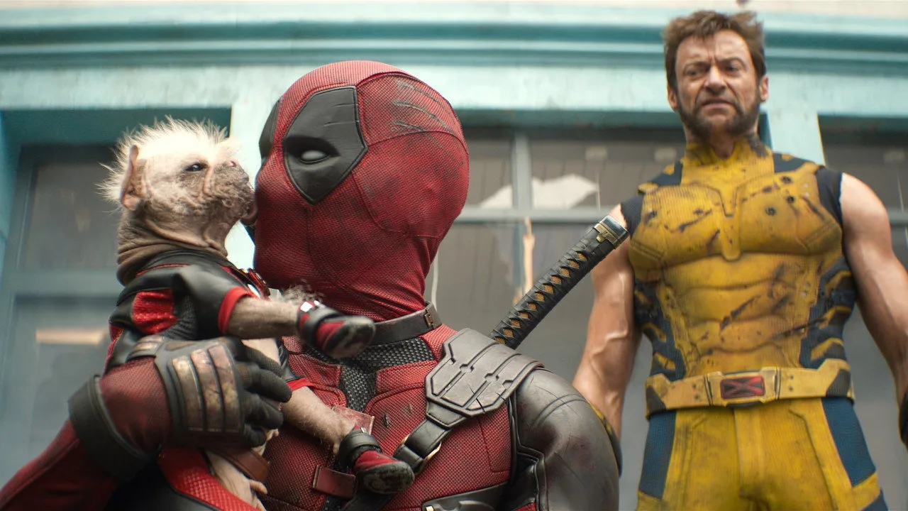 Um atleta musculoso levantando halteres, vestindo camiseta com estampa do Wolverine em ação