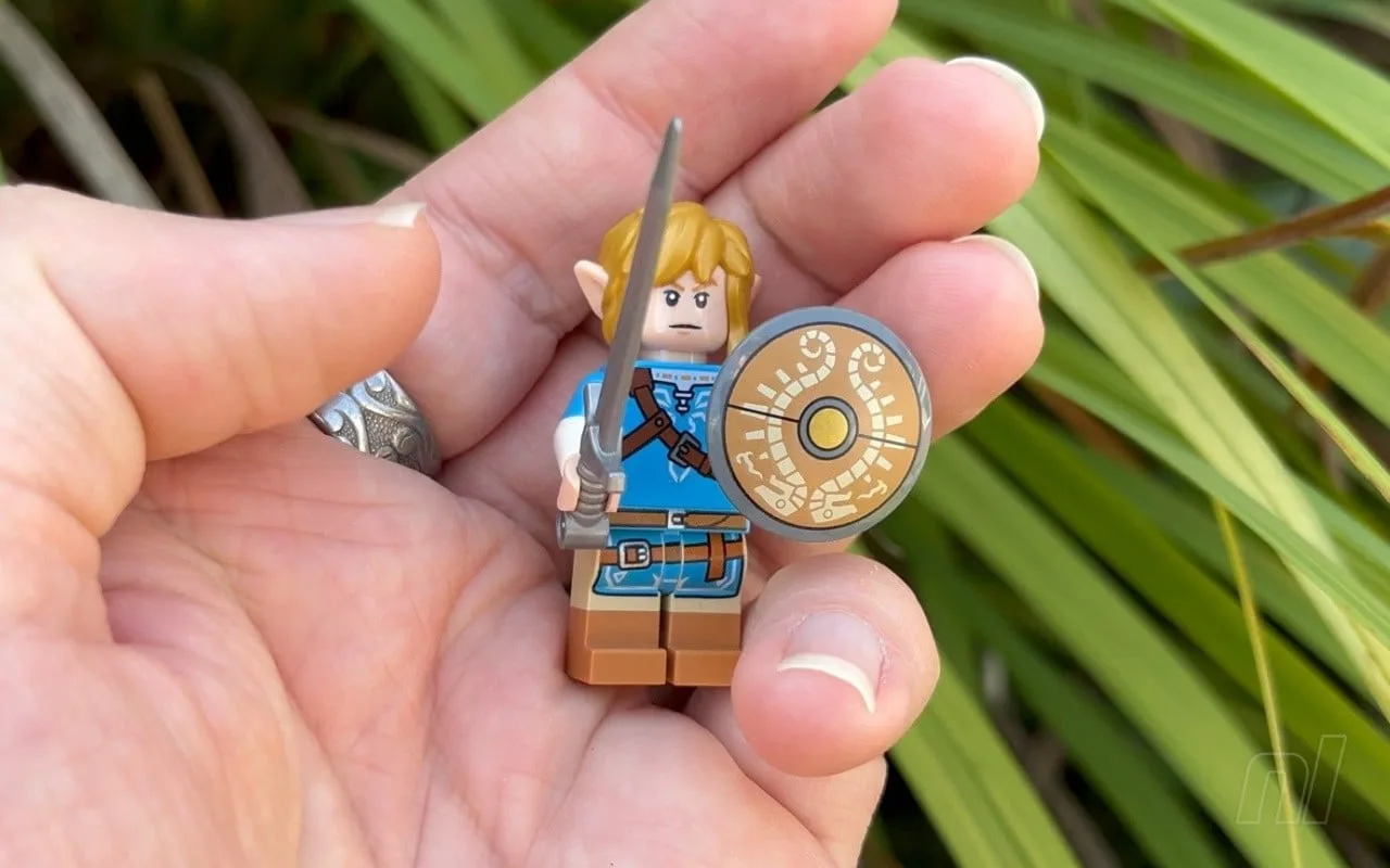 Montagem do set LEGO Great Deku Tree exibida em uma estante decorada ao lado de controles de videogame e joystick