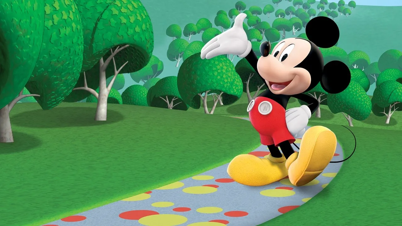 Jovem com orelhas de Mickey faz agachamento segurando halteres ao lado de um pôster do filme