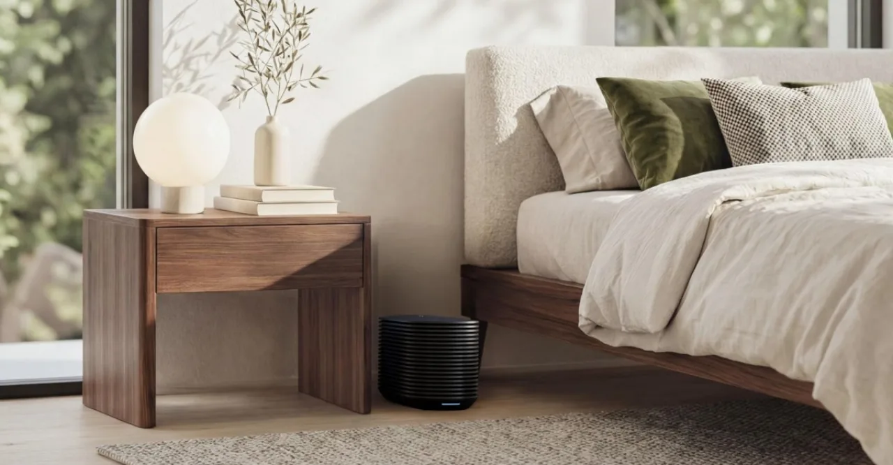 Hub de resfriamento Eight Sleep Pod 6 discreto sob colchão, com logo da marca ao fundo