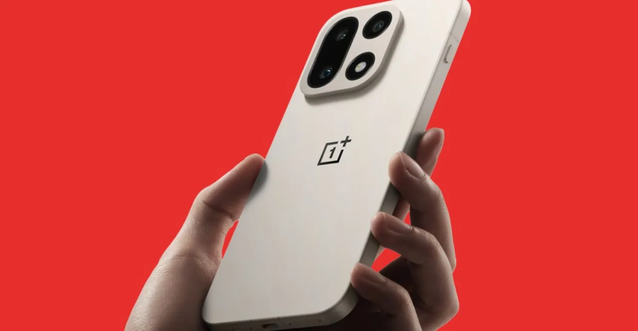 Pessoa correndo ao ar livre usando fone de ouvido, segurando um smartphone com a logo da OnePlus na tela
