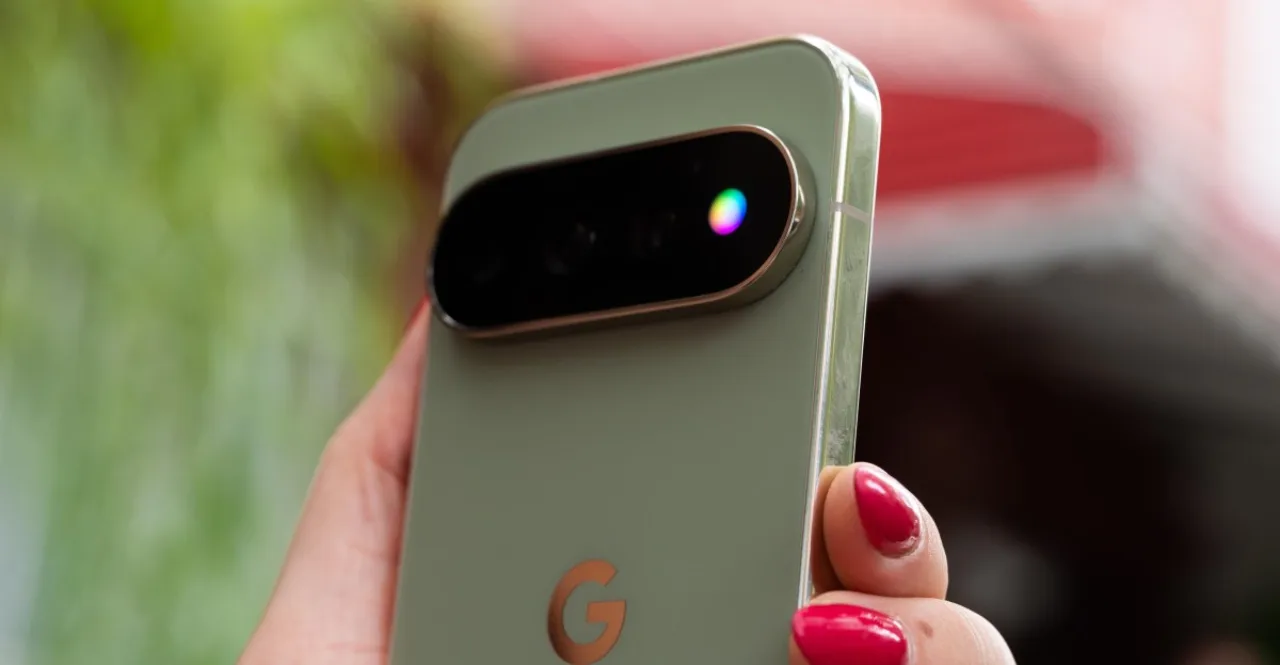 Pixel 11 Pro e Pixel 11 Pro XL lado a lado, com selo “$250 OFF” e logo da Amazon ao fundo