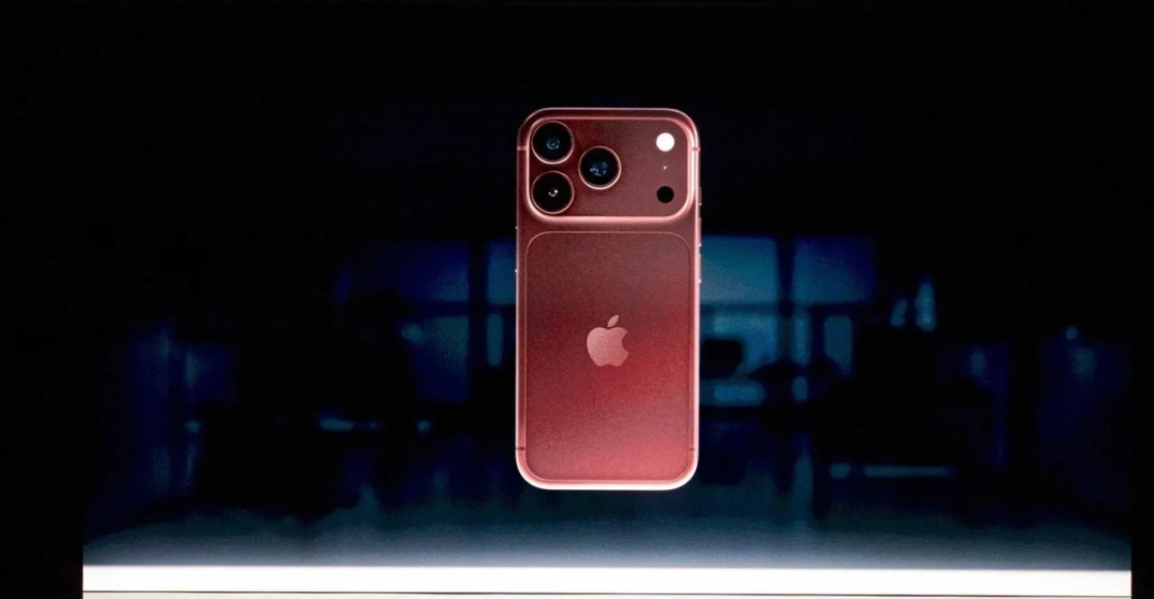 iPhone 18 Pro prateado em close, destacando o módulo de câmera com lente de abertura dinâmica e o logotipo da Apple