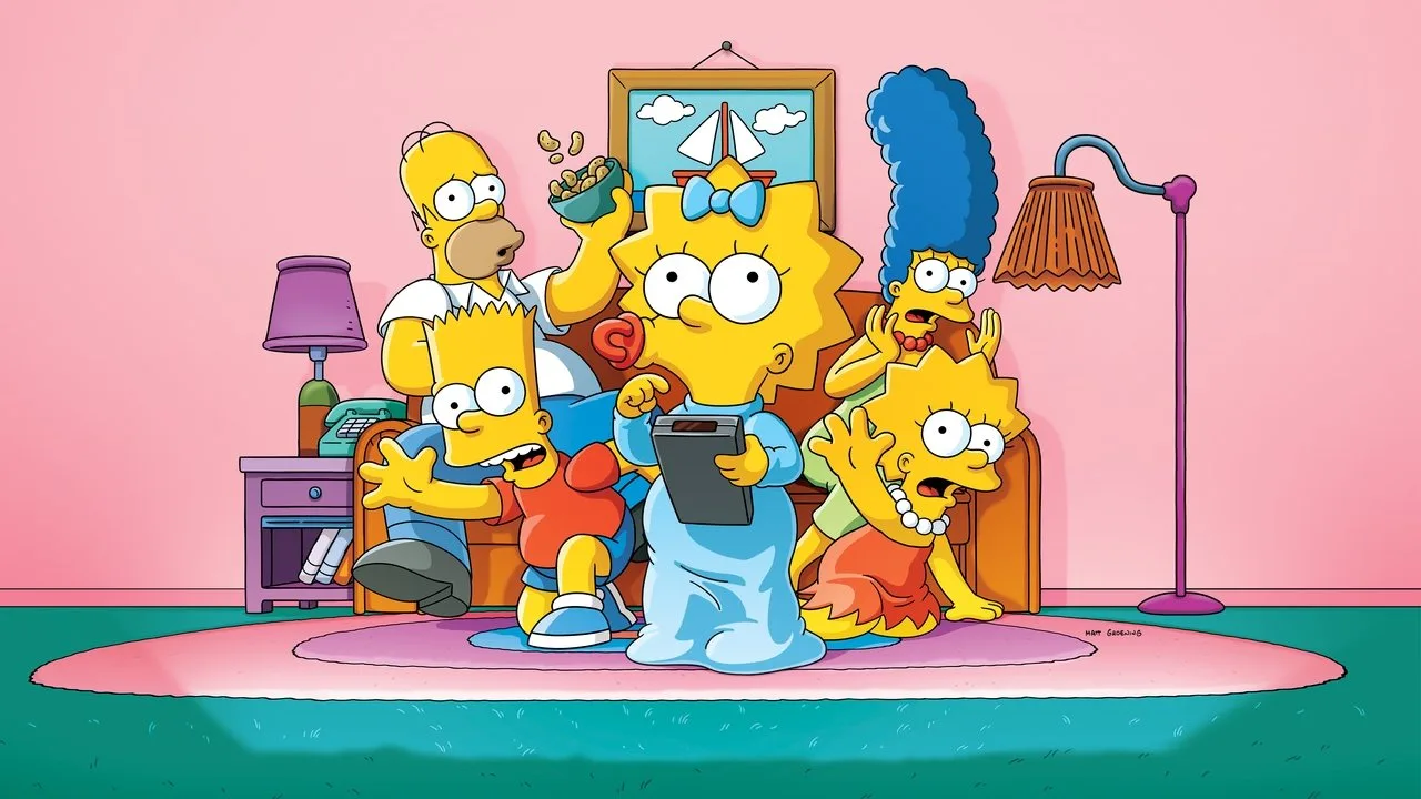 Homem em camiseta dos Simpsons levanta halteres ao fundo, TV exibindo a abertura live‑action da série