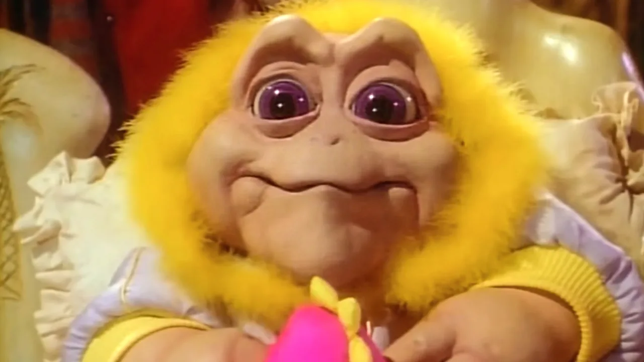 Família Sinclair em meio à neve, com Baby Sinclair gritando 'Not the mama!' na sombria cena final