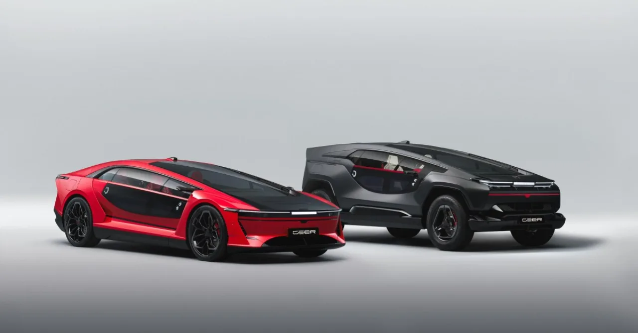 Dois EVs futuristas da Ceer ao lado do Tesla Cybertruck, destacando design angular e cores vibrantes