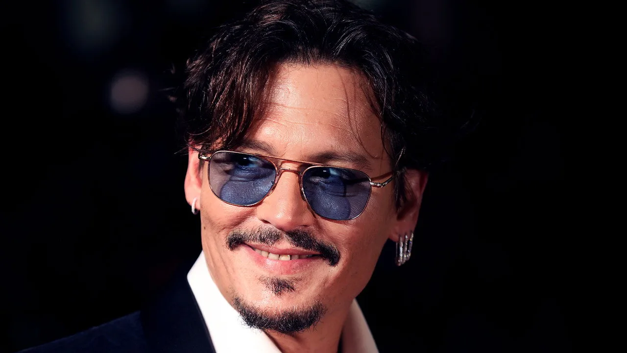Imagem de Johnny Depp — Ebenezer trailer revela Johnny Depp como Scrooge