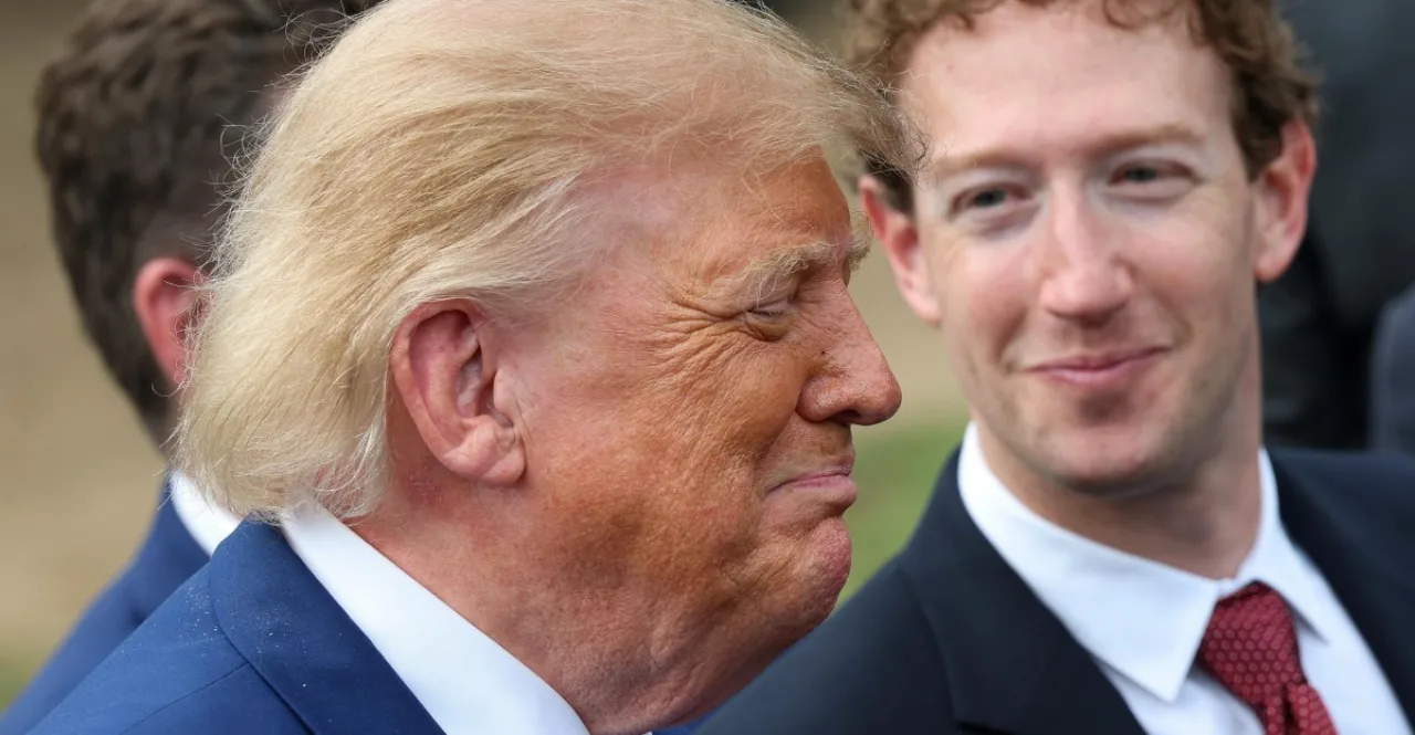 Donald Trump aponta para holograma de cérebro AI com a palavra 'Super' e o termo 'Artificial' riscado ao fundo