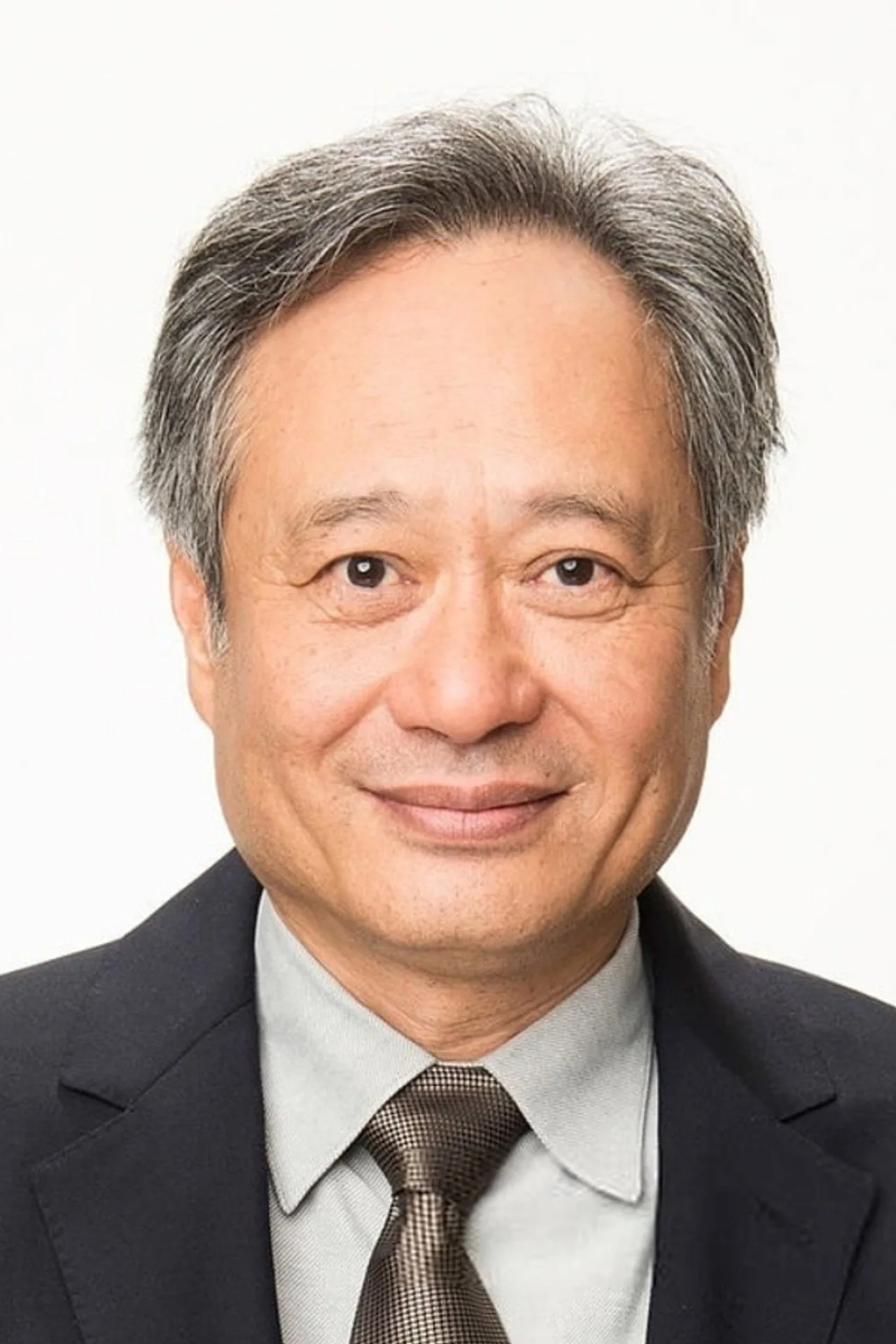 Ang Lee ao lado de uma silhueta verde do Hulk, ambos em iluminação dramática, com sombras projetando um rosto dividido