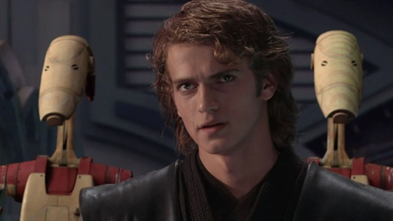 Homem musculoso segurando um sabre de luz azul enquanto faz agachamento, ao fundo painéis de Star Wars