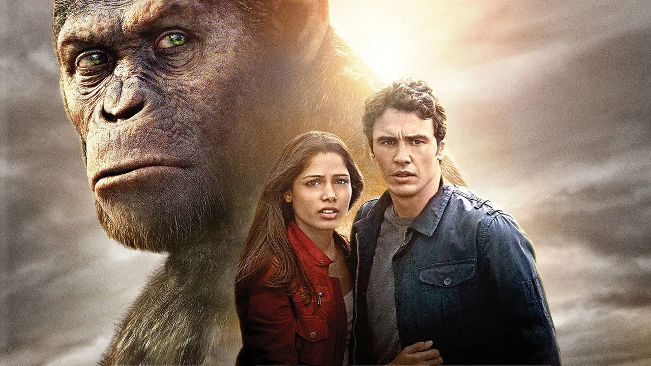 Homem musculoso segurando halteres enquanto observa um pôster de “Rise of the Planet of the Apes” na parede