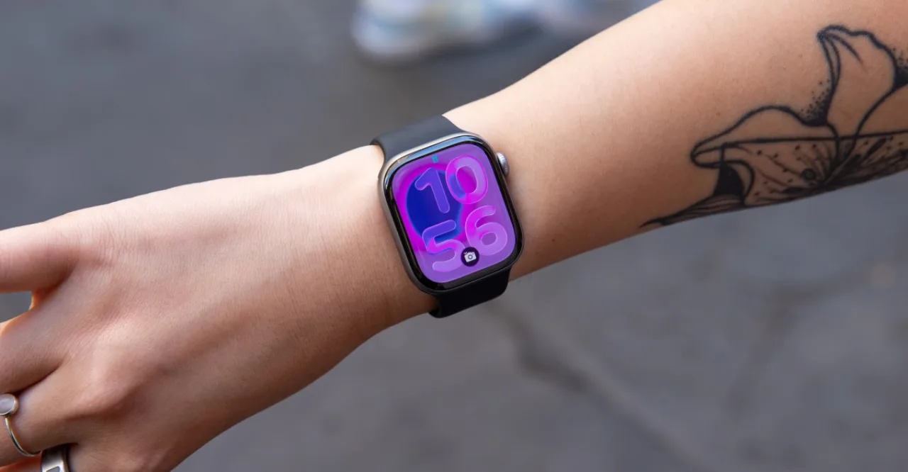 Apple Watch Series 11 na pulseira de um corredor, exibindo métricas de frequência cardíaca