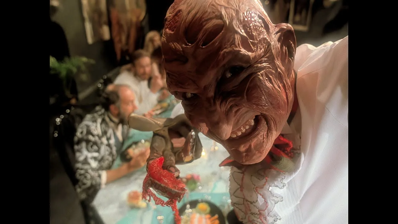 Atleta correndo na esteira enquanto sombras de Freddy Krueger projetam‑se nas telas ao fundo